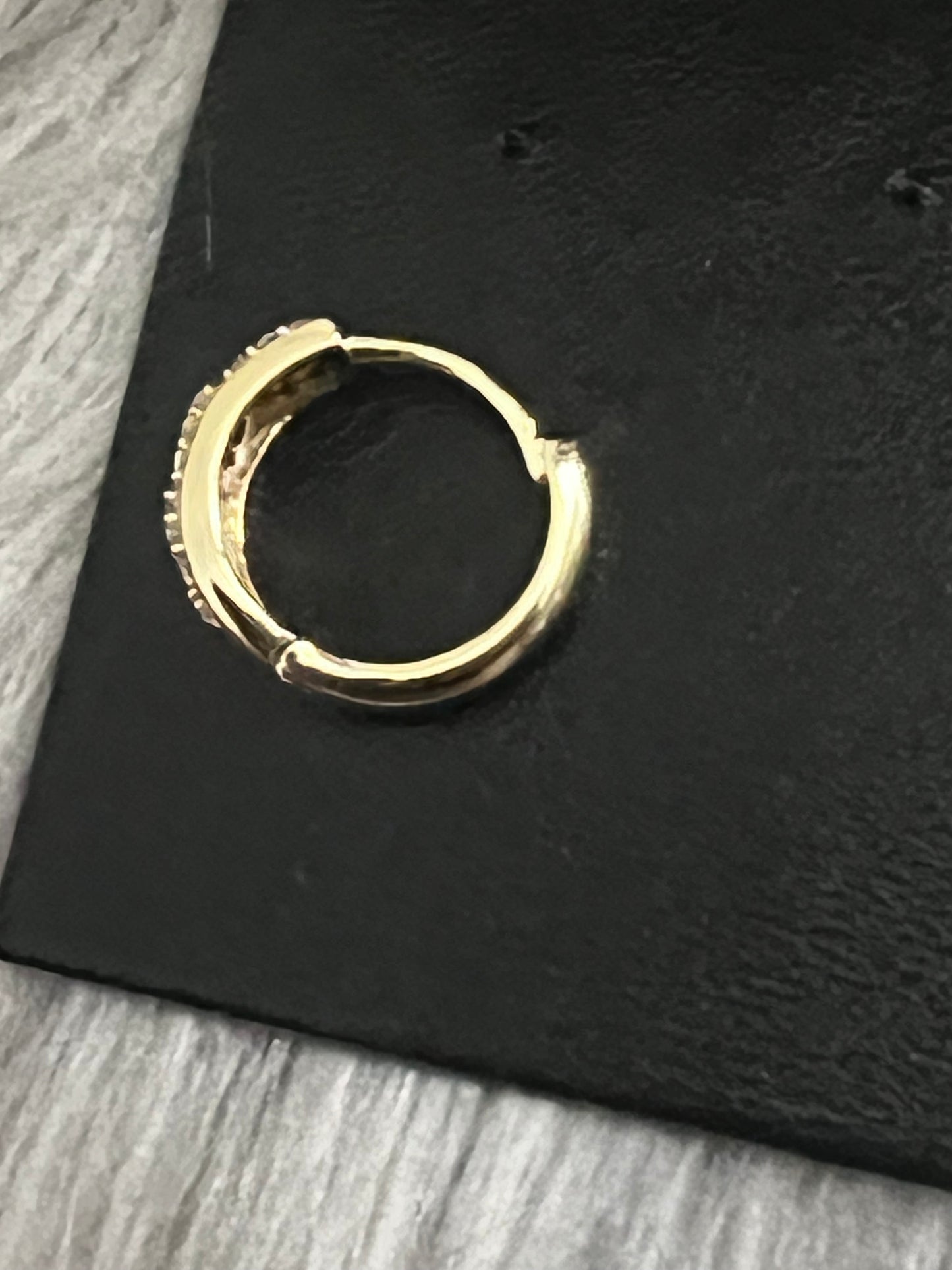 Pendientes de aro con forma de abrazo dorado