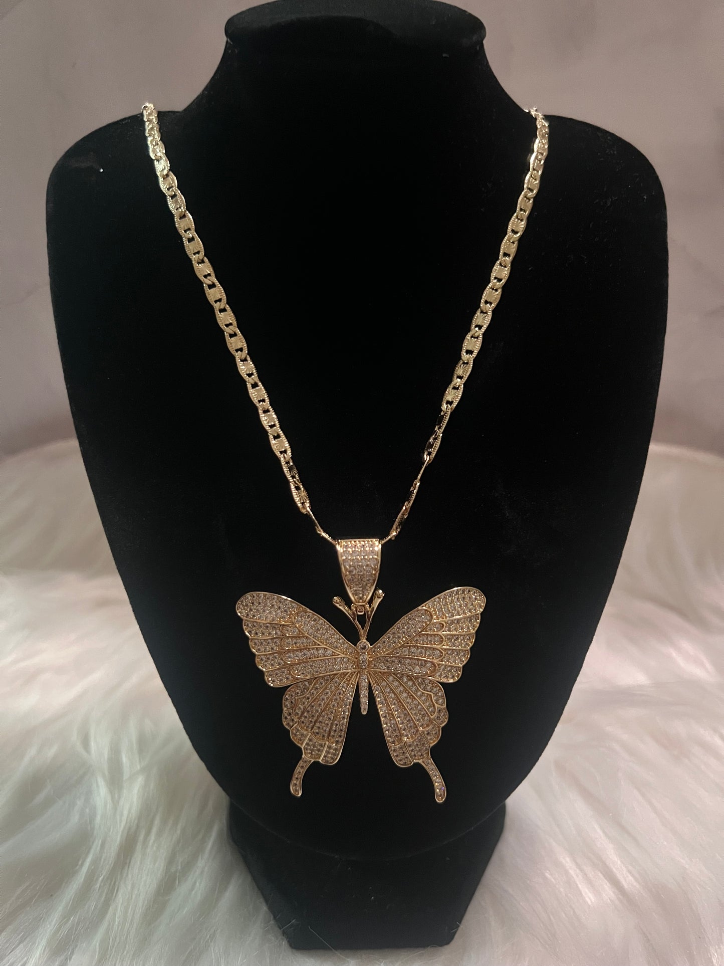 Collar de mariposa dorada
