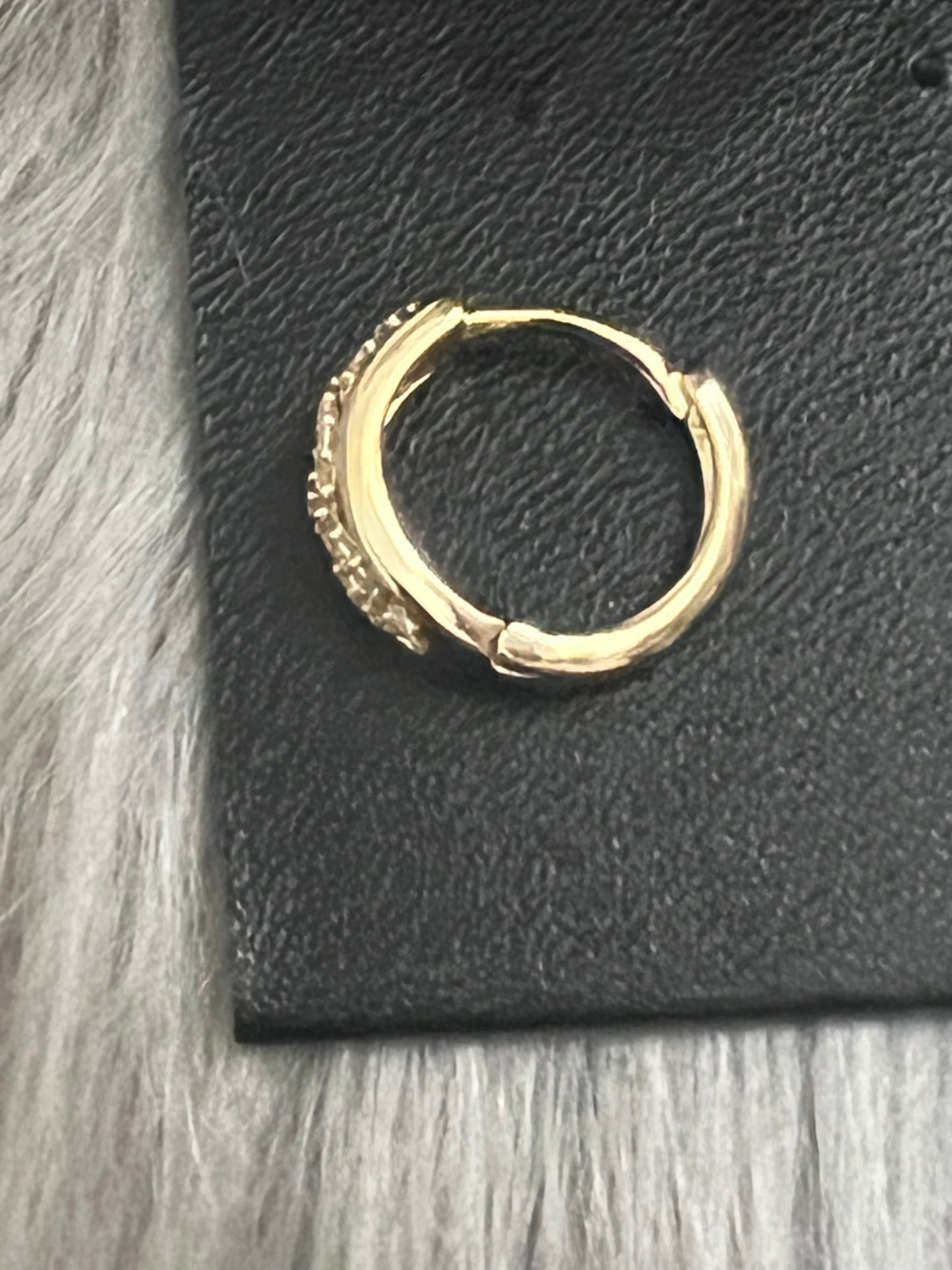 Pendientes de aro con forma de abrazo dorado