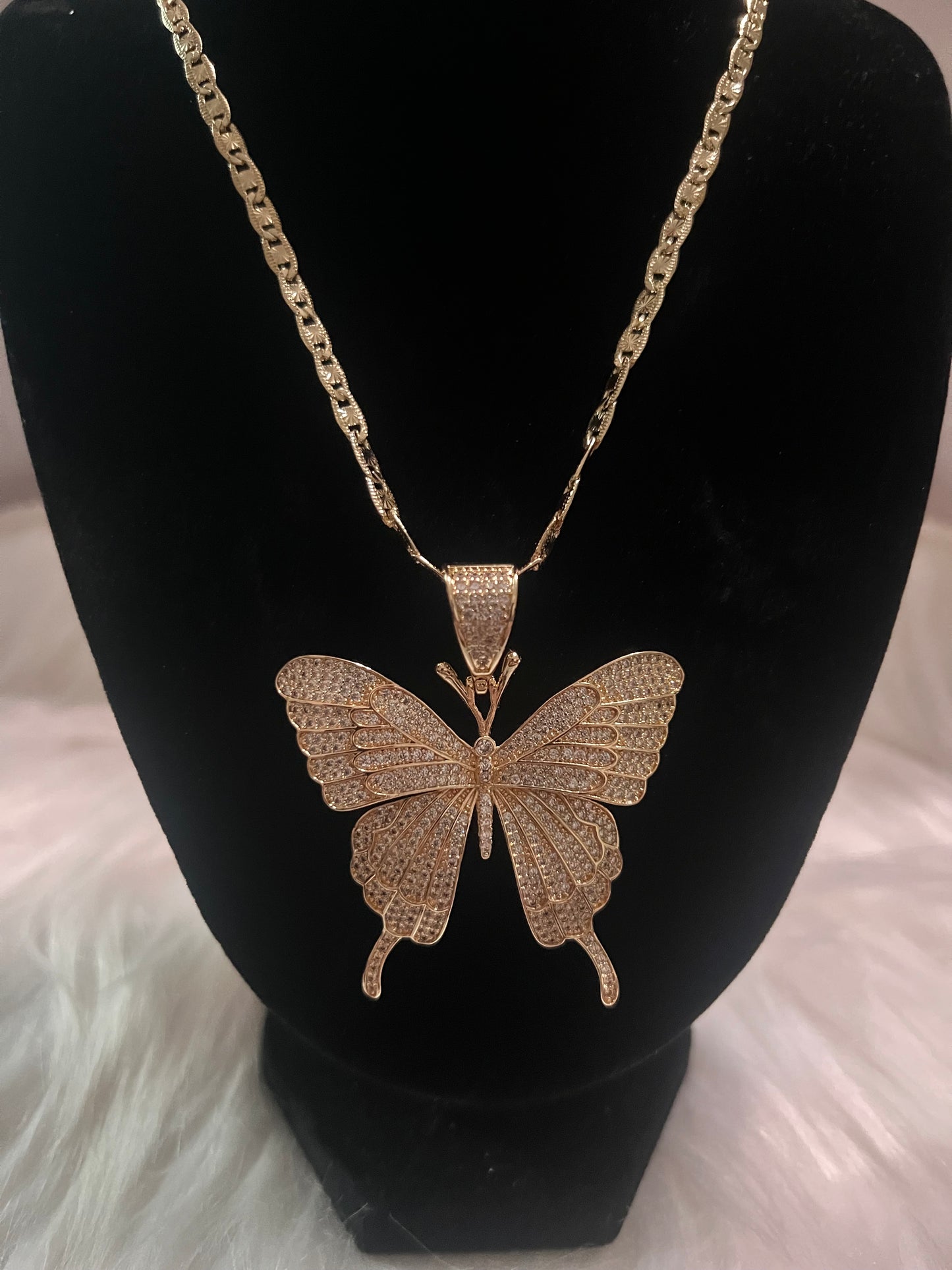 Collar de mariposa dorada