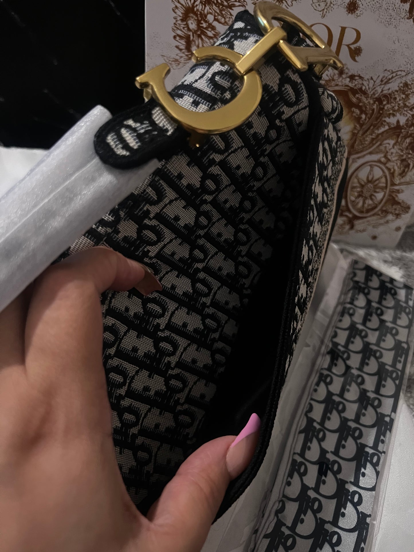 Bolso Saddle inspirado en el estampado de Dora Dior