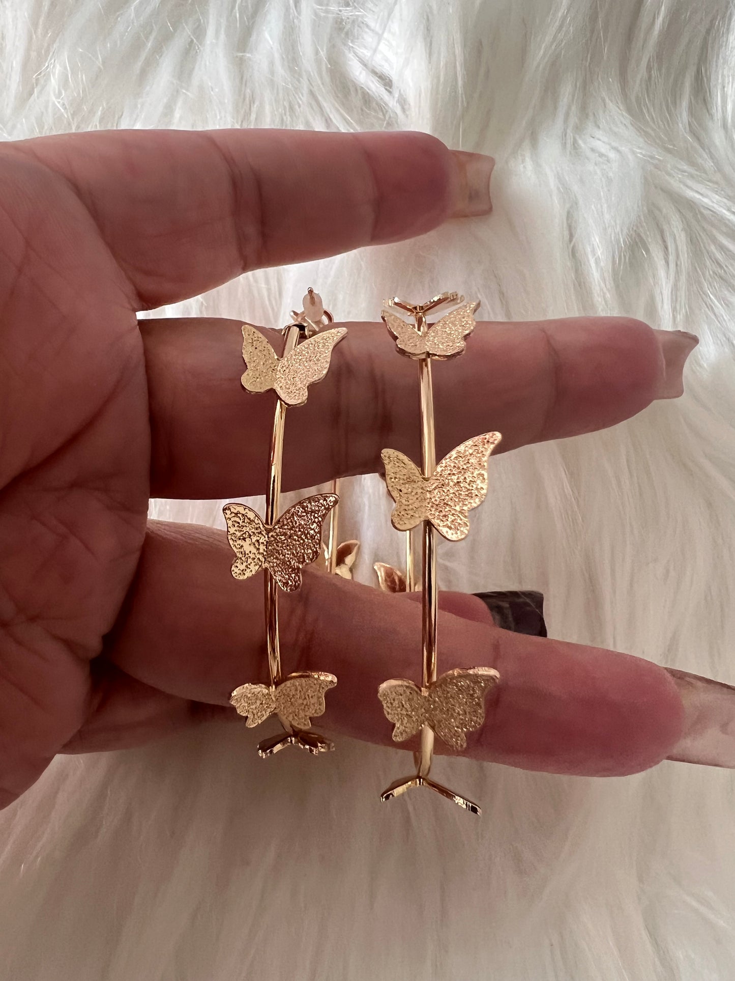 Pendientes de aro con forma de mariposa