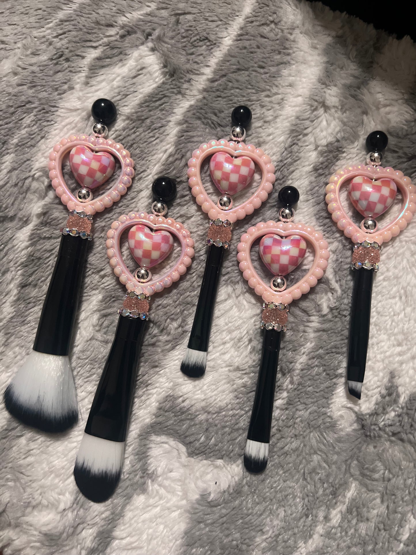 Juego de pinceles de maquillaje con forma de corazón a cuadros