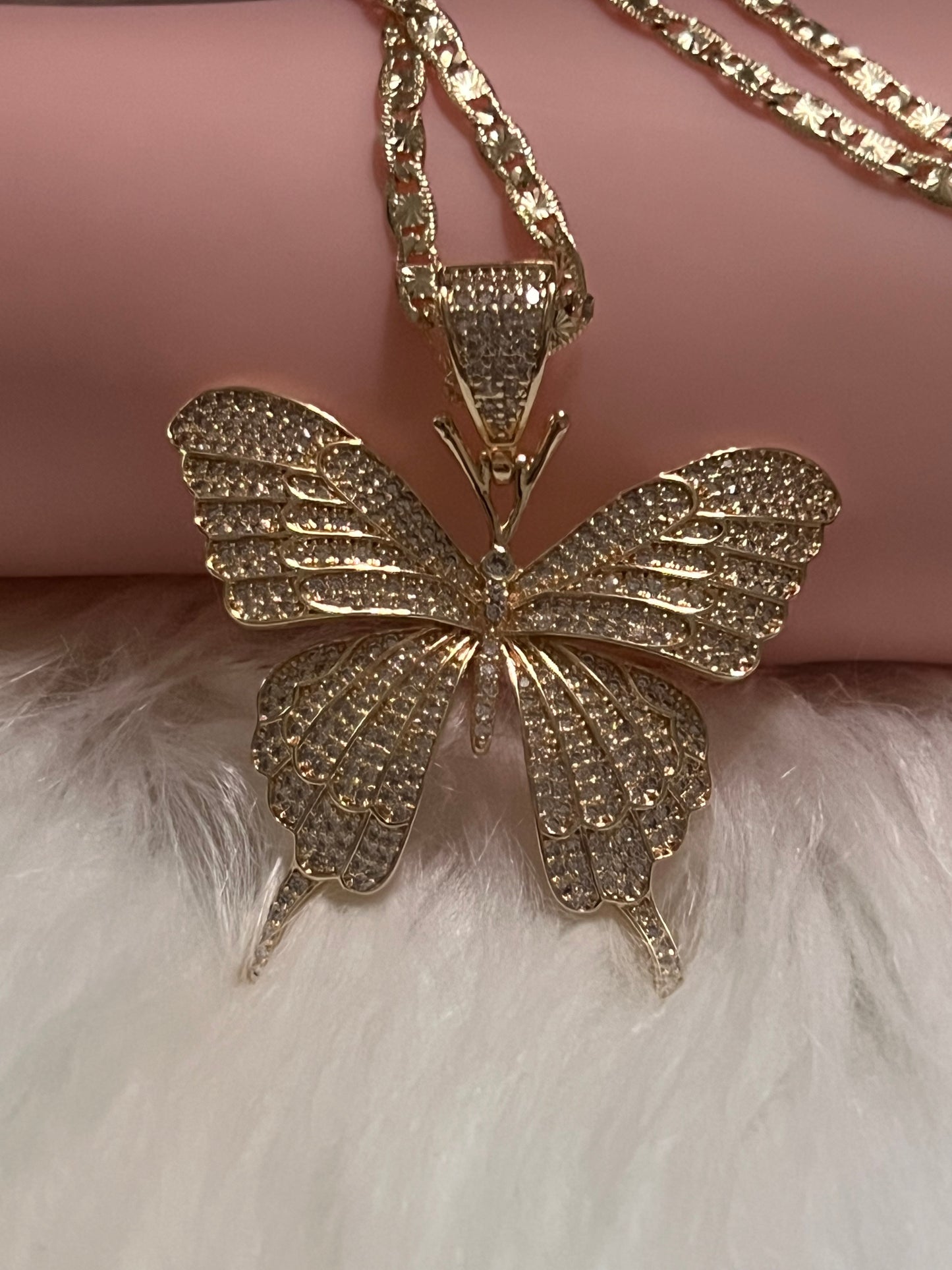 Collar de mariposa dorada