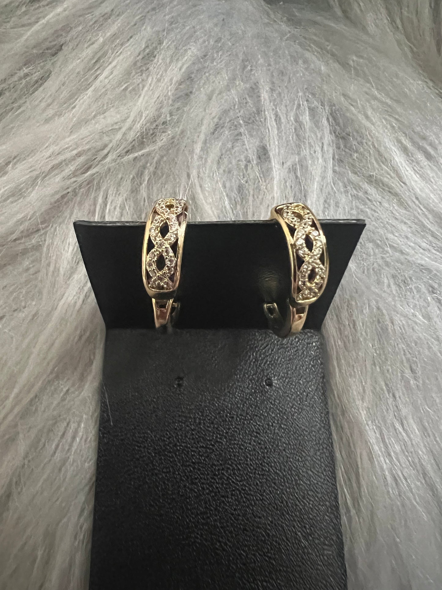 Pendientes de aro con forma de abrazo dorado