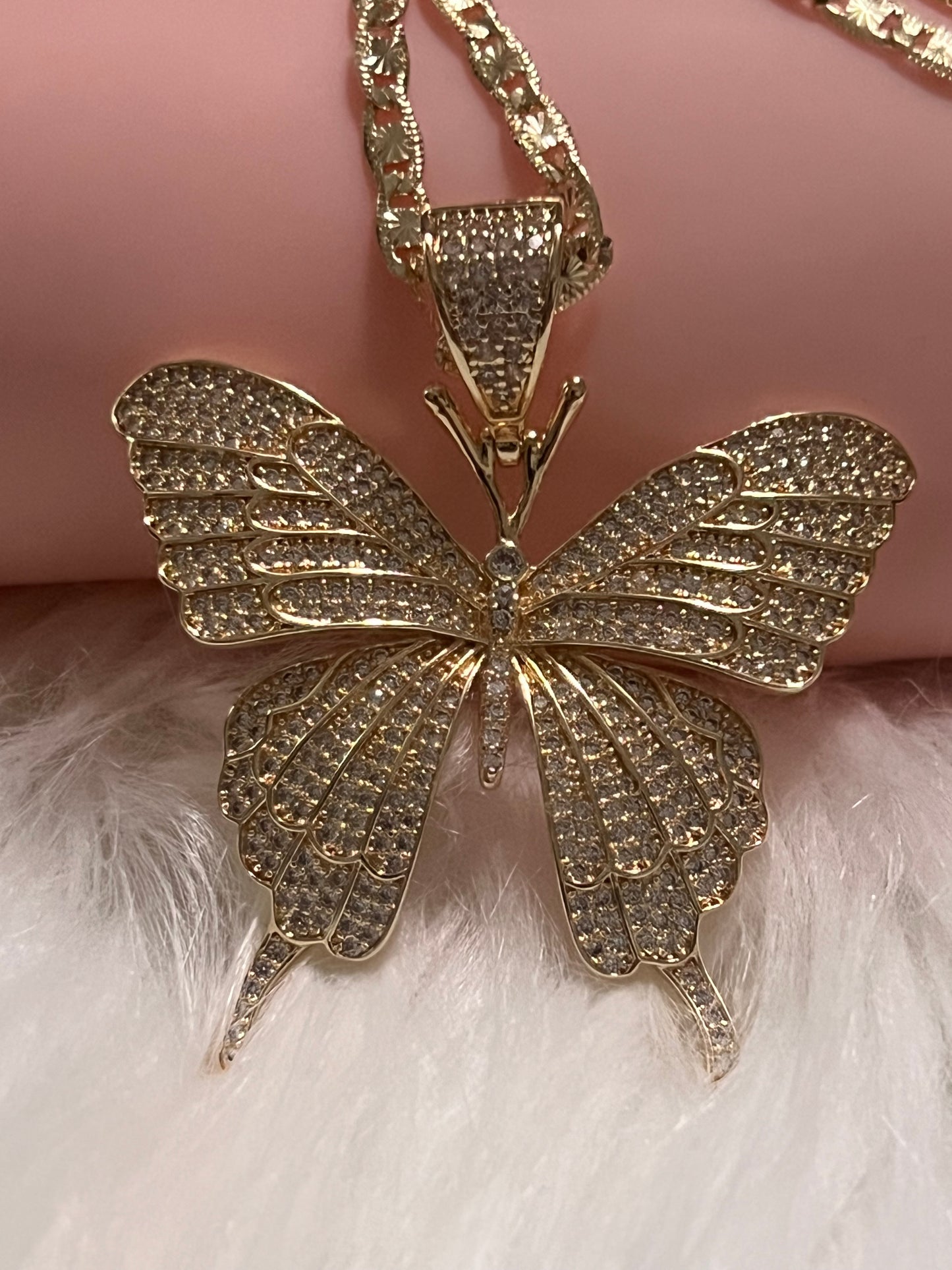 Collar de mariposa dorada
