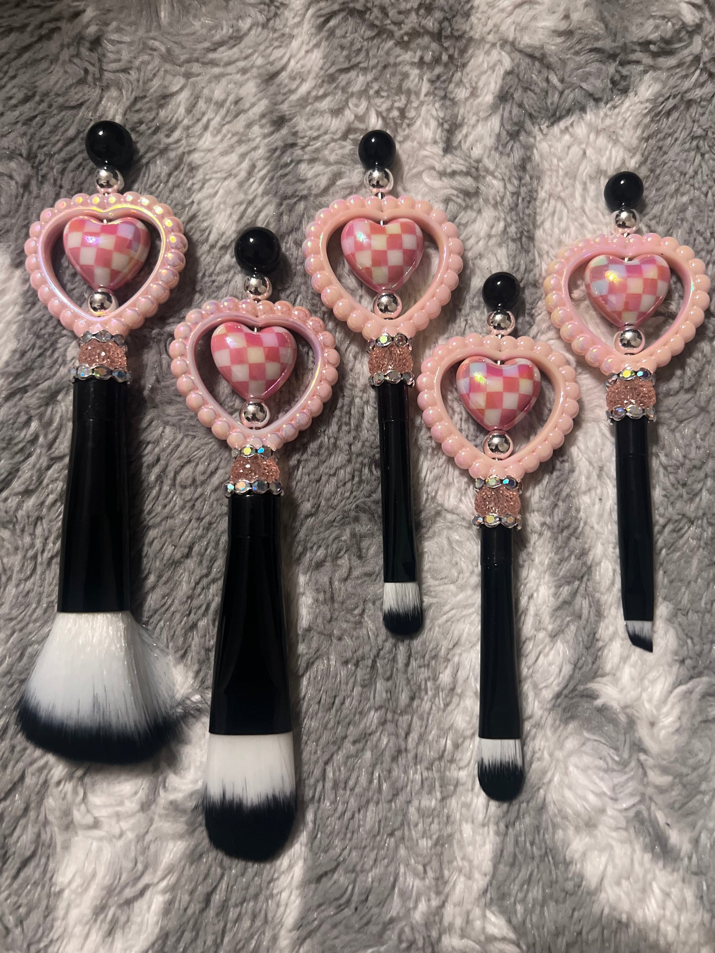 Juego de pinceles de maquillaje con forma de corazón a cuadros