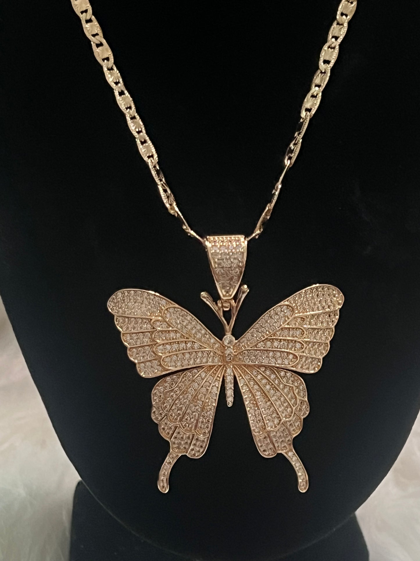 Collar de mariposa dorada