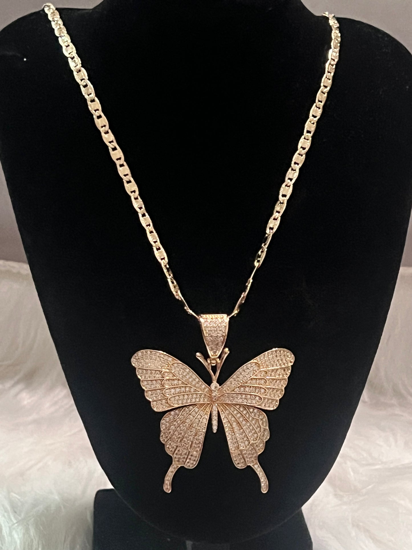 Collar de mariposa dorada