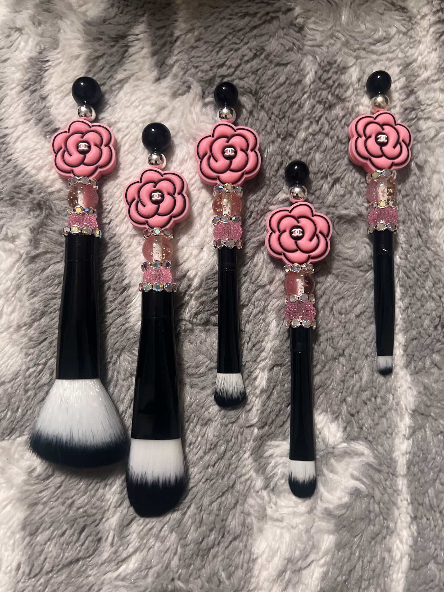 Juego de brochas de maquillaje CC Flower de color rosa y negro 🌸