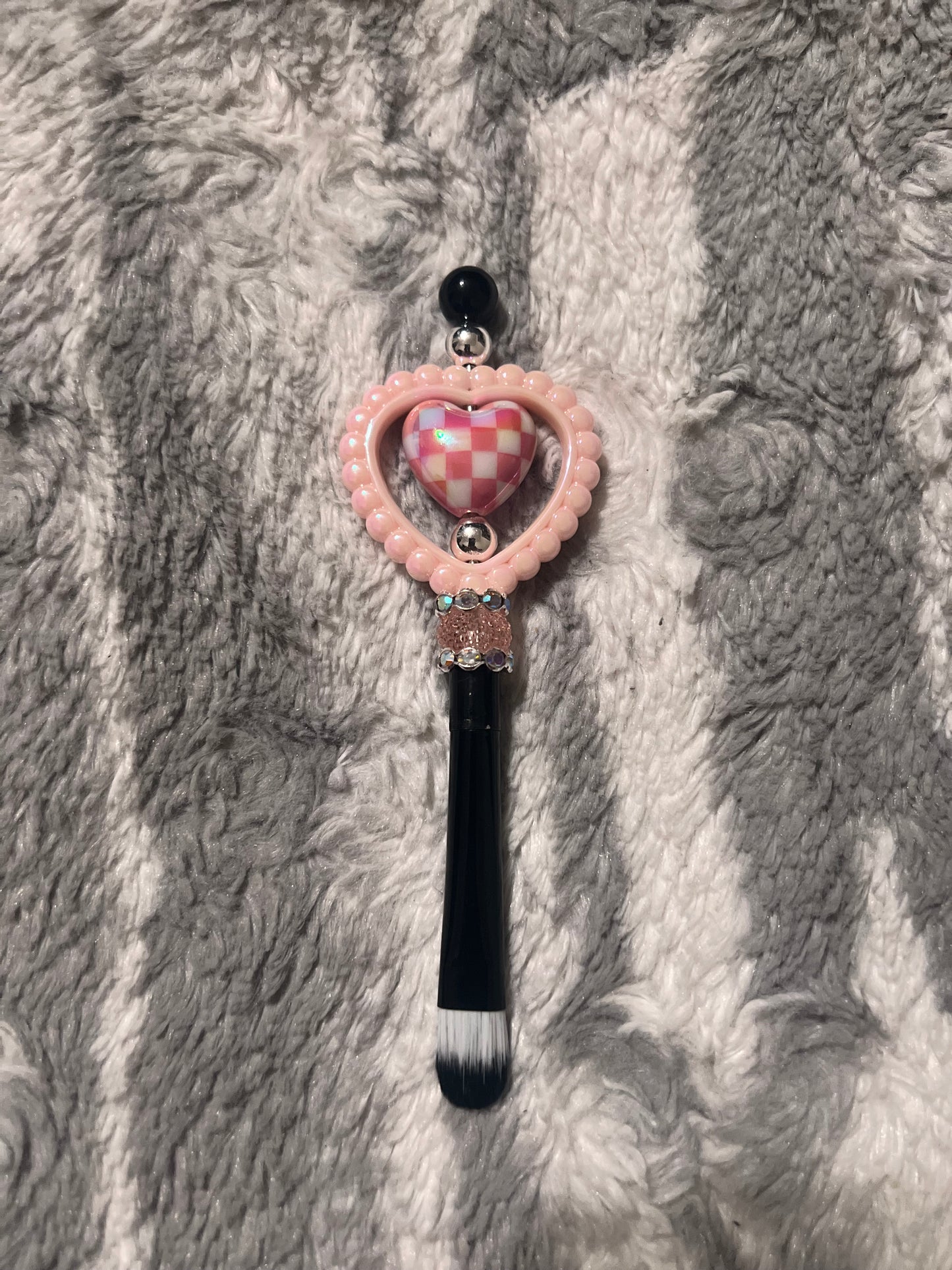 Juego de pinceles de maquillaje con forma de corazón a cuadros