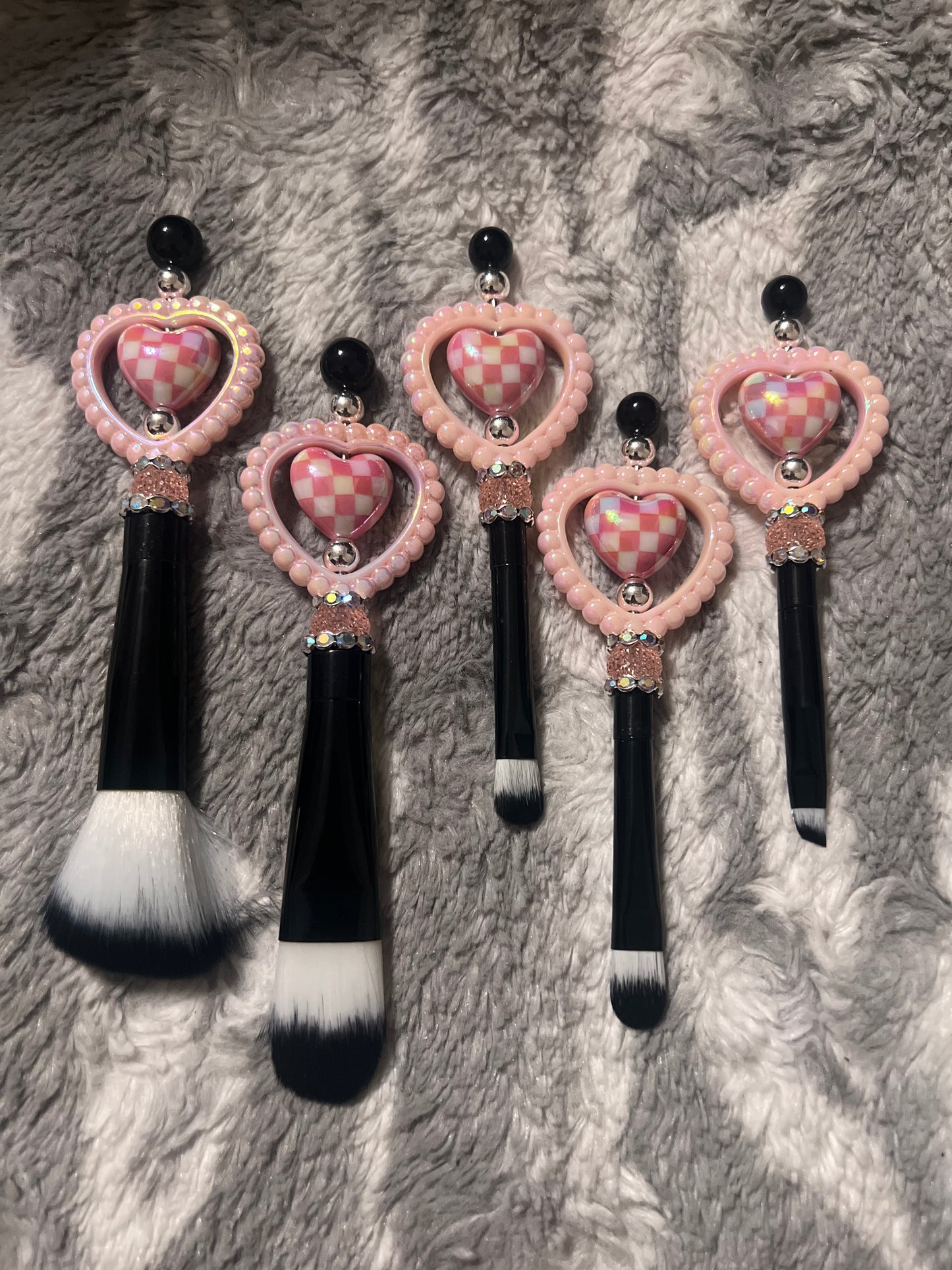 Juego de pinceles de maquillaje con forma de corazón a cuadros
