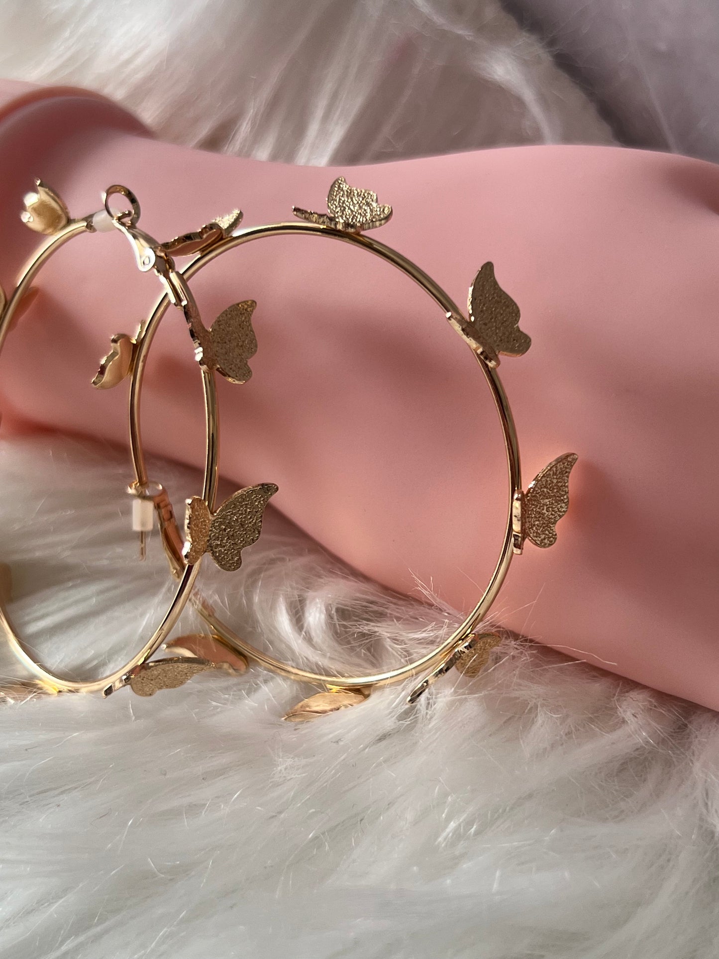 Pendientes de aro con forma de mariposa