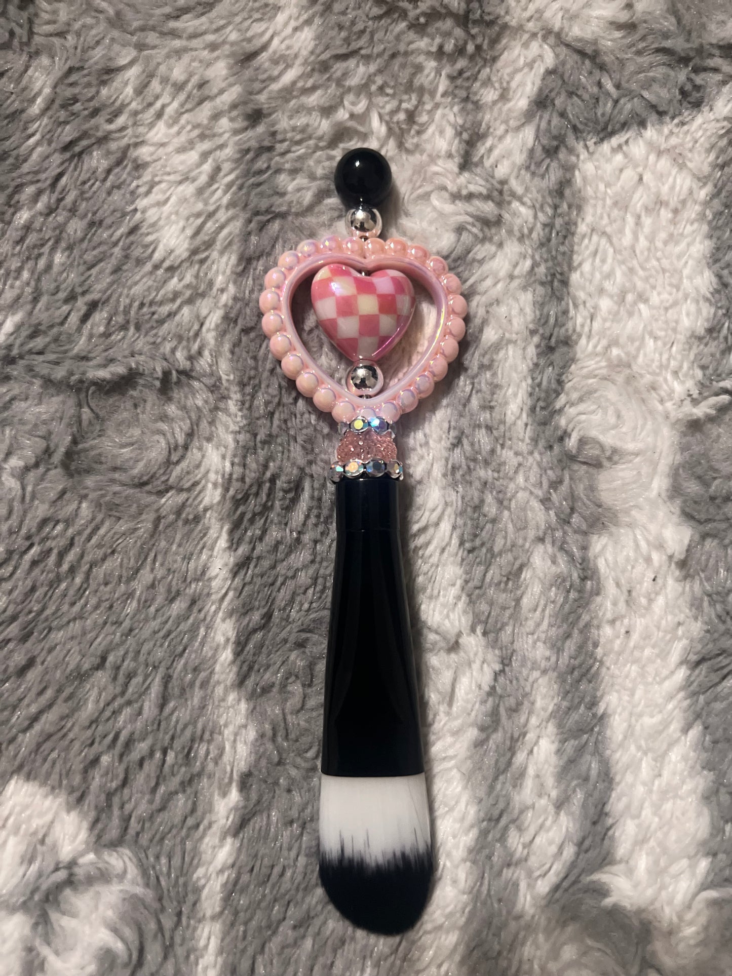 Juego de pinceles de maquillaje con forma de corazón a cuadros