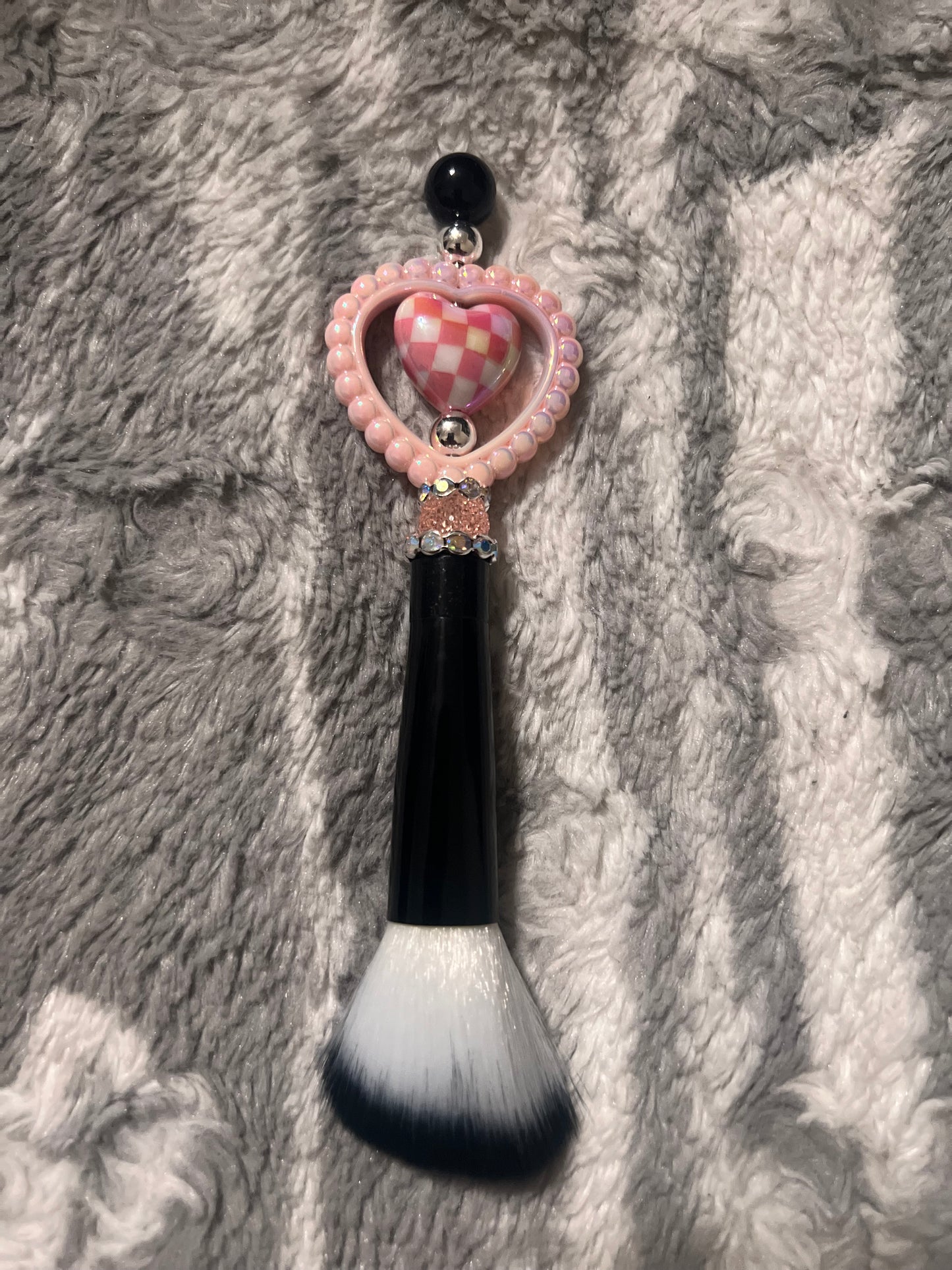 Juego de pinceles de maquillaje con forma de corazón a cuadros