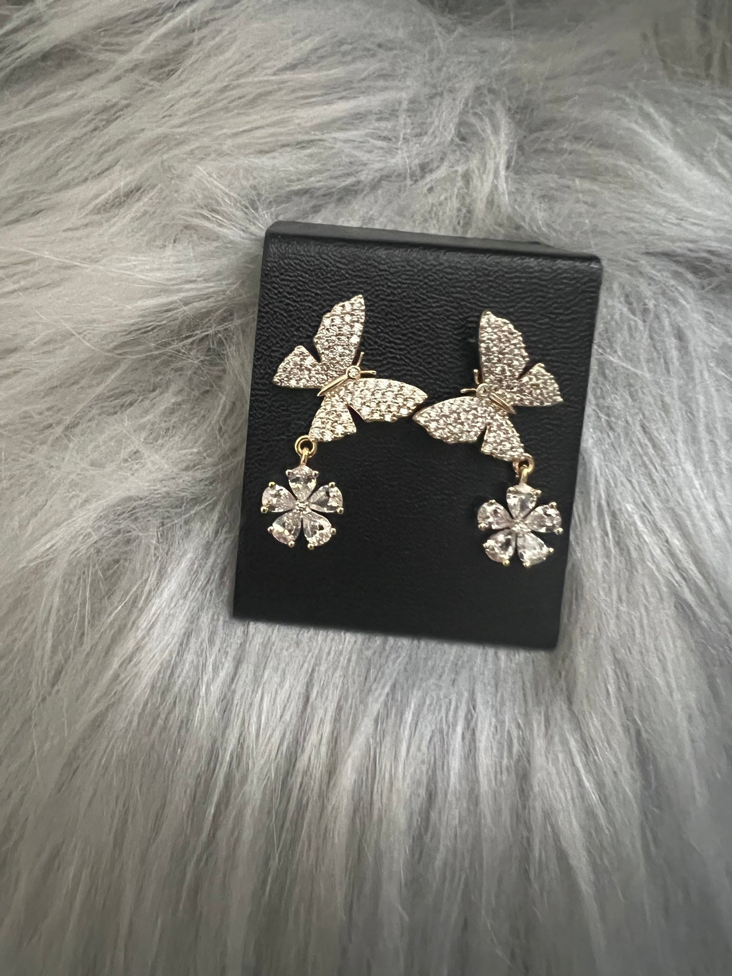 La mariposa florece