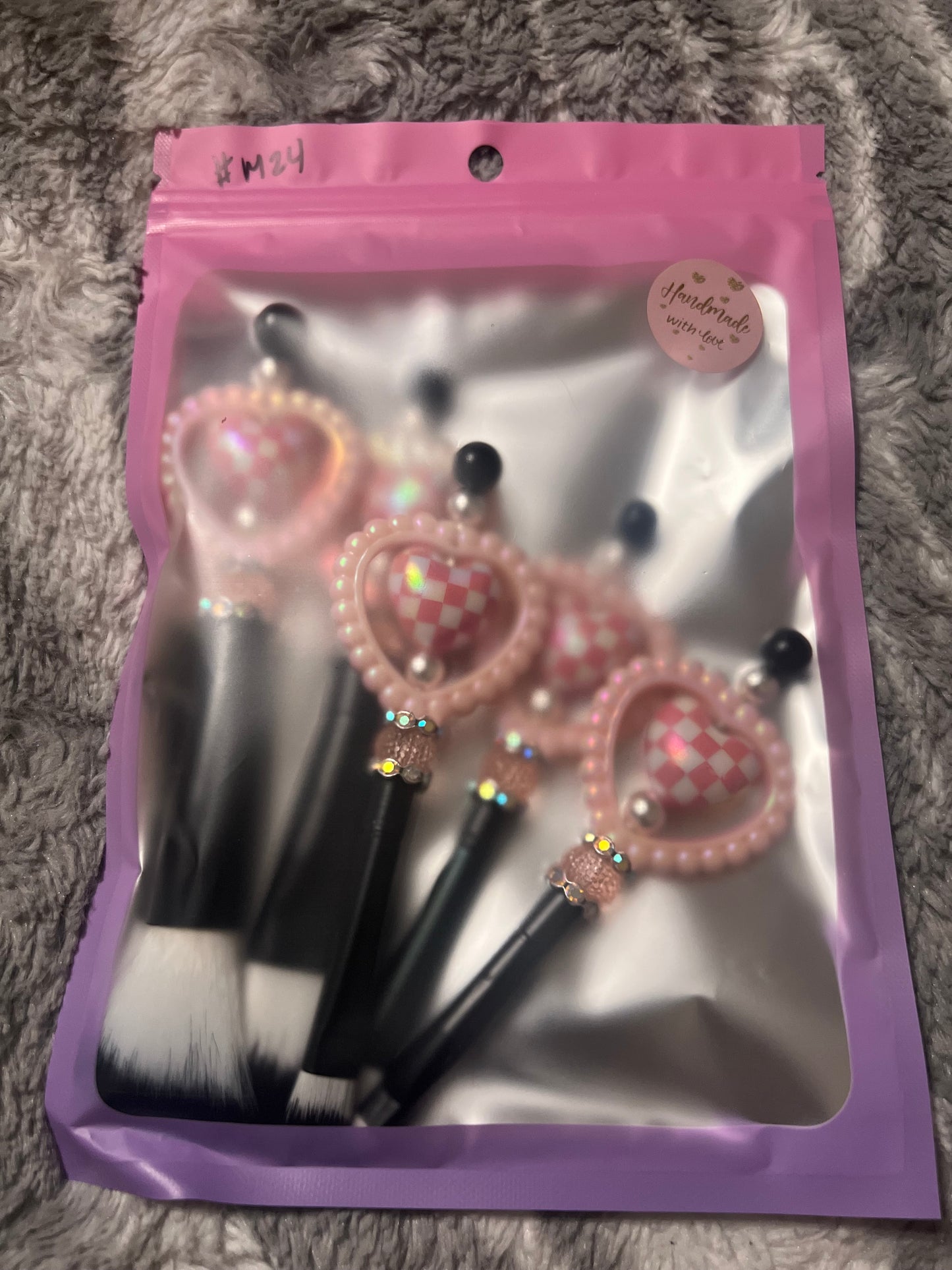 Juego de pinceles de maquillaje con forma de corazón a cuadros
