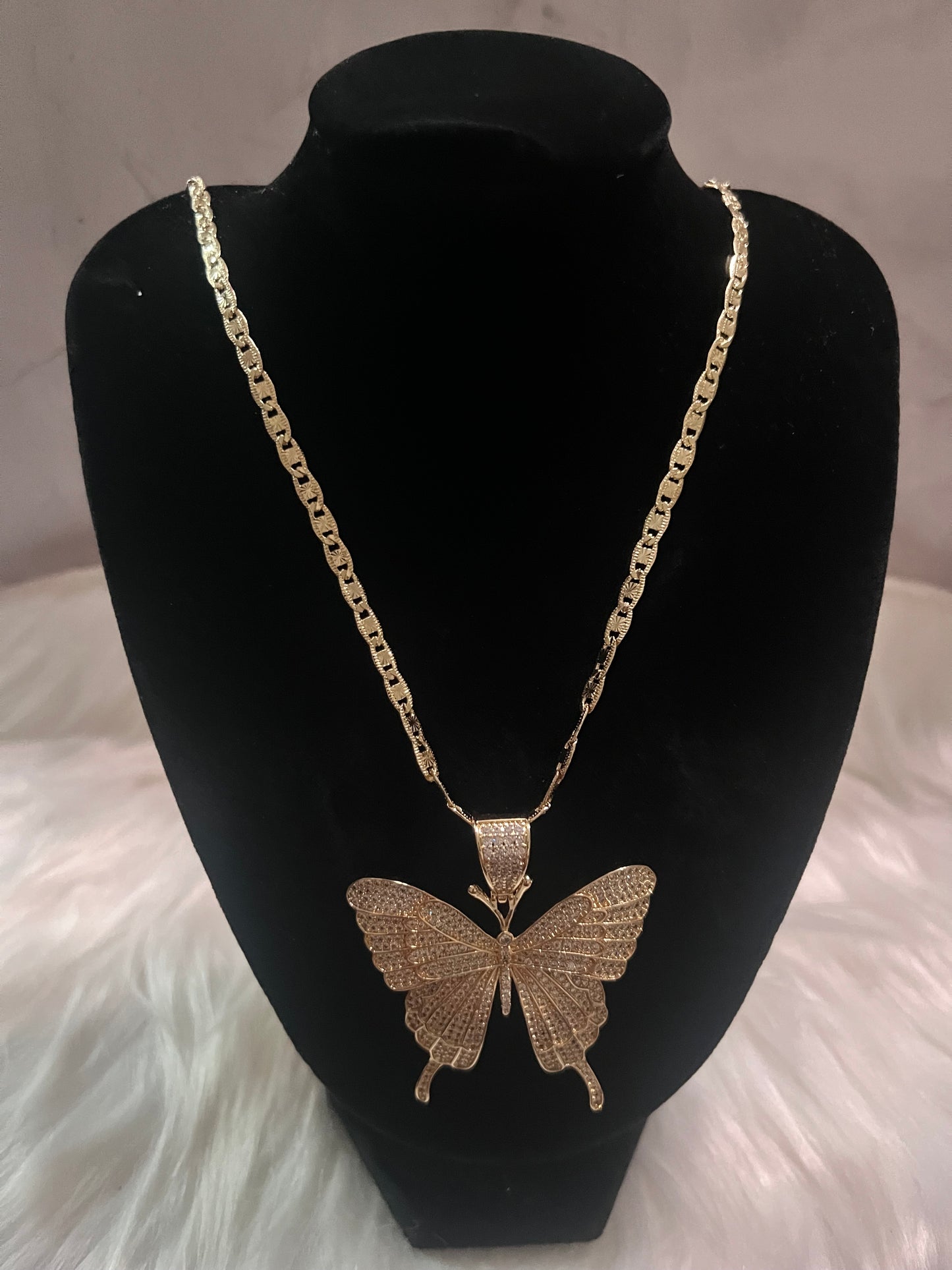 Collar de mariposa dorada