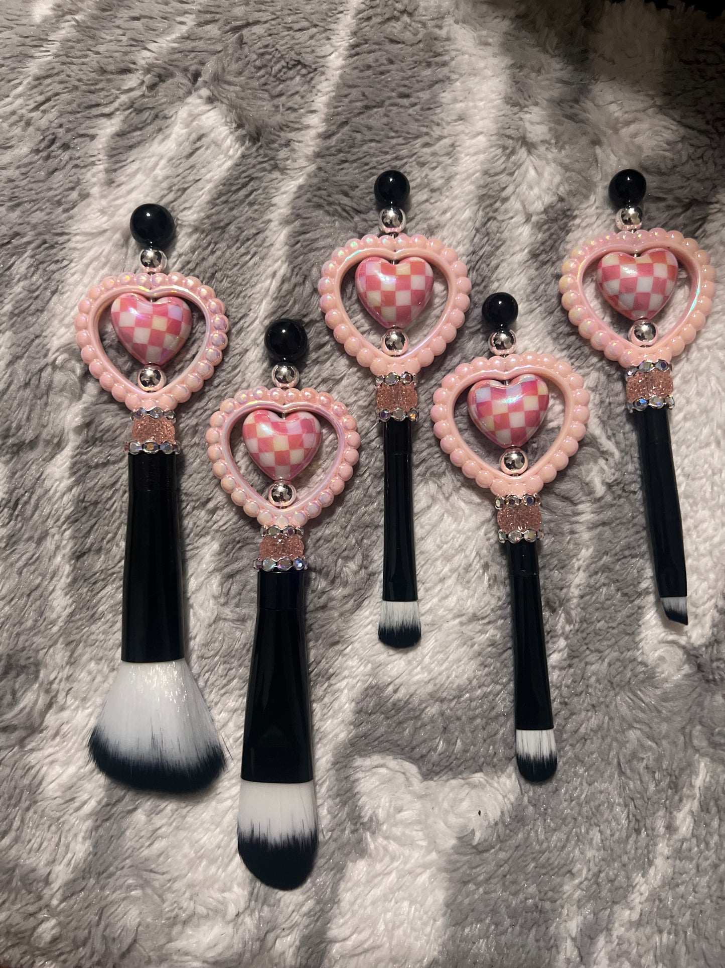 Juego de pinceles de maquillaje con forma de corazón a cuadros