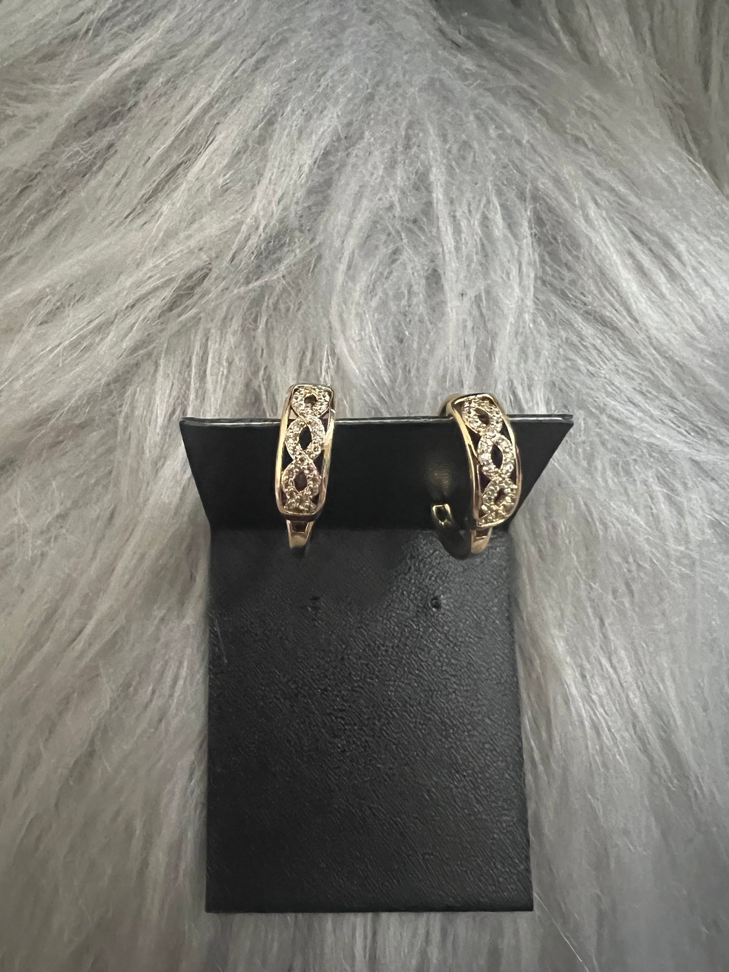 Pendientes de aro con forma de abrazo dorado