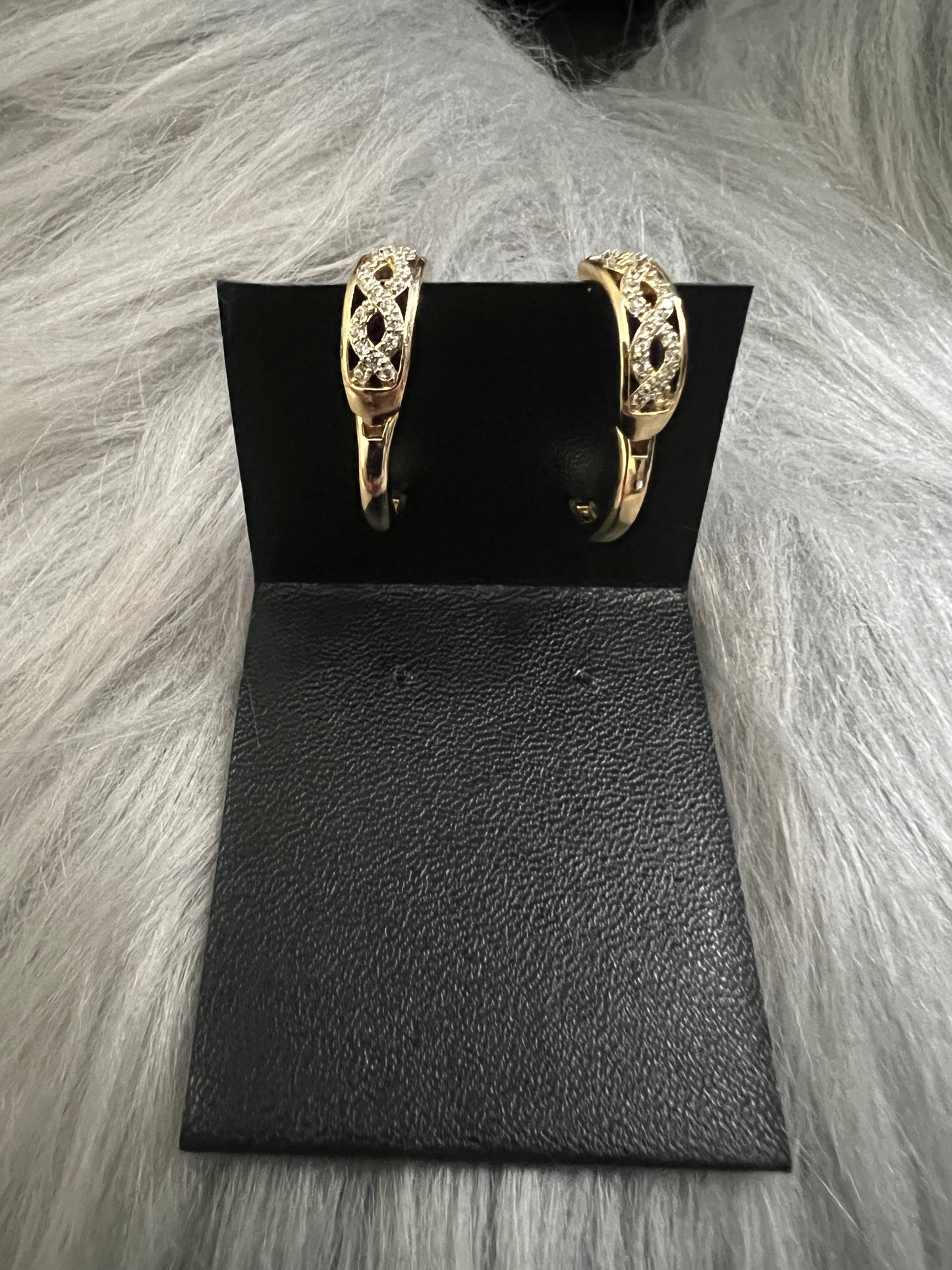 Pendientes de aro con forma de abrazo dorado