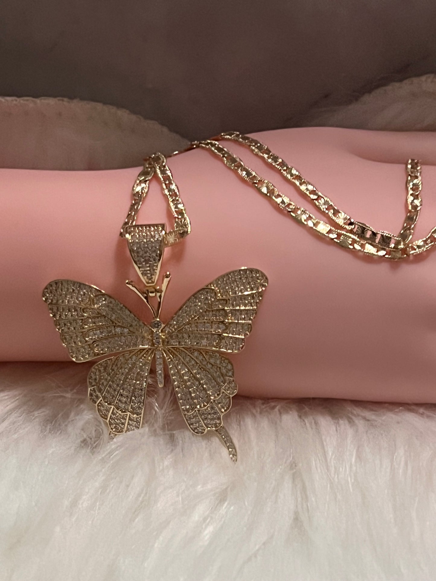 Collar de mariposa dorada