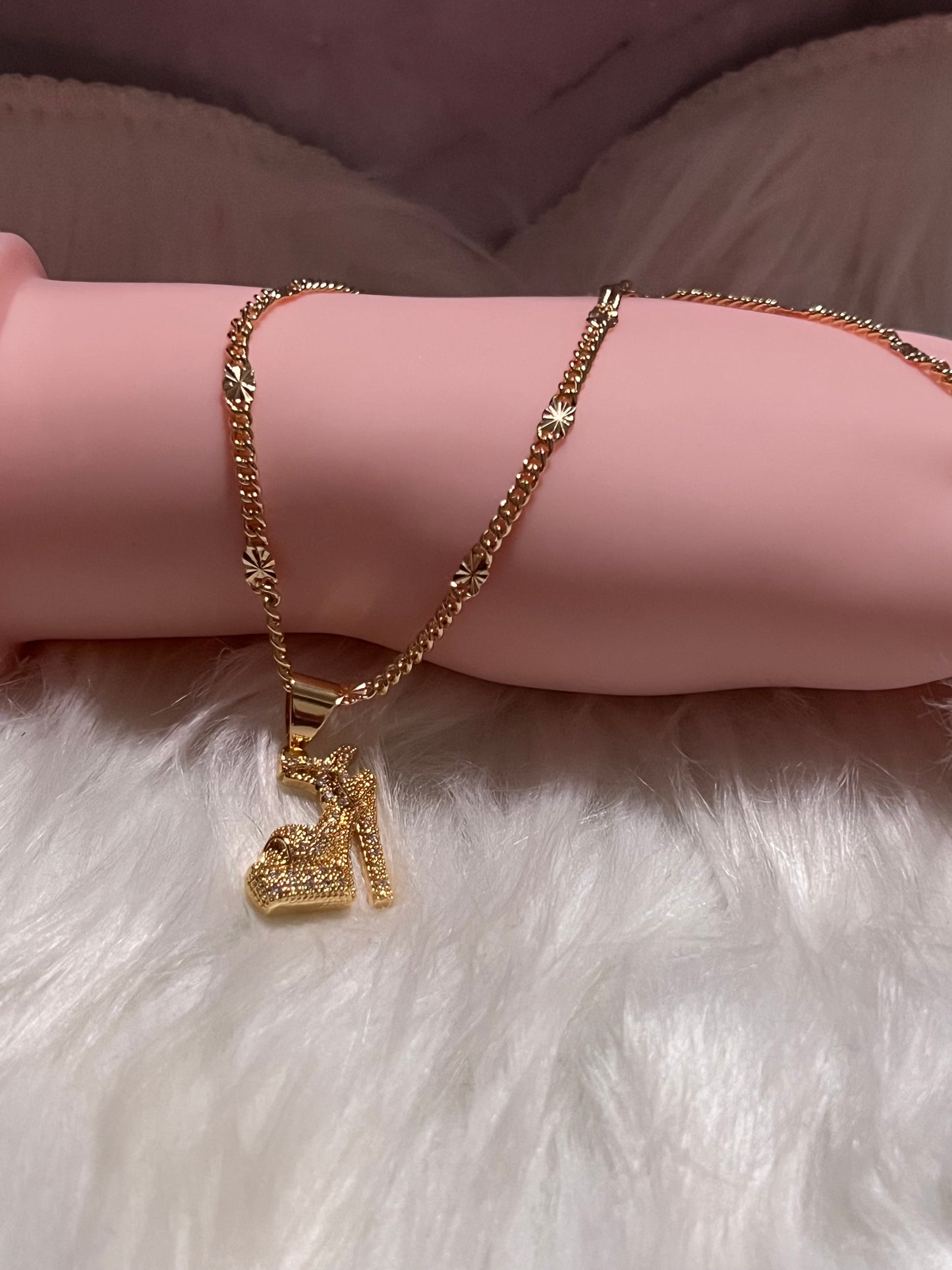 Collar de zapato de tacón alto dorado