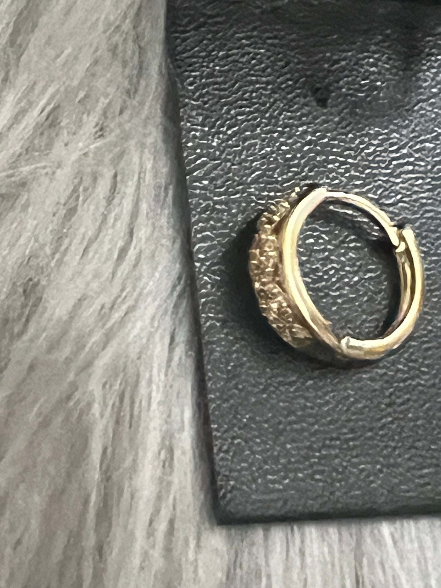 Pendientes de aro con forma de abrazo dorado