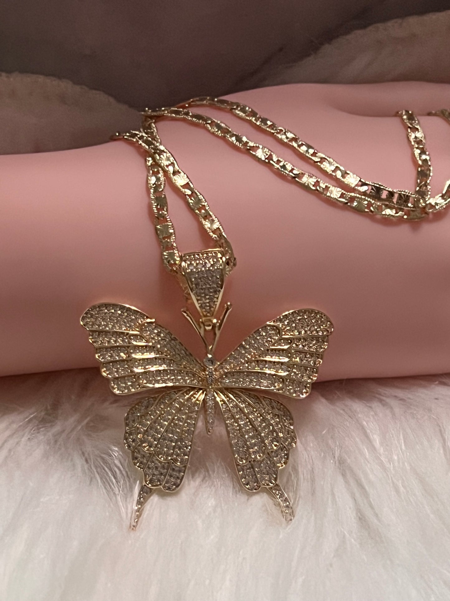 Collar de mariposa dorada