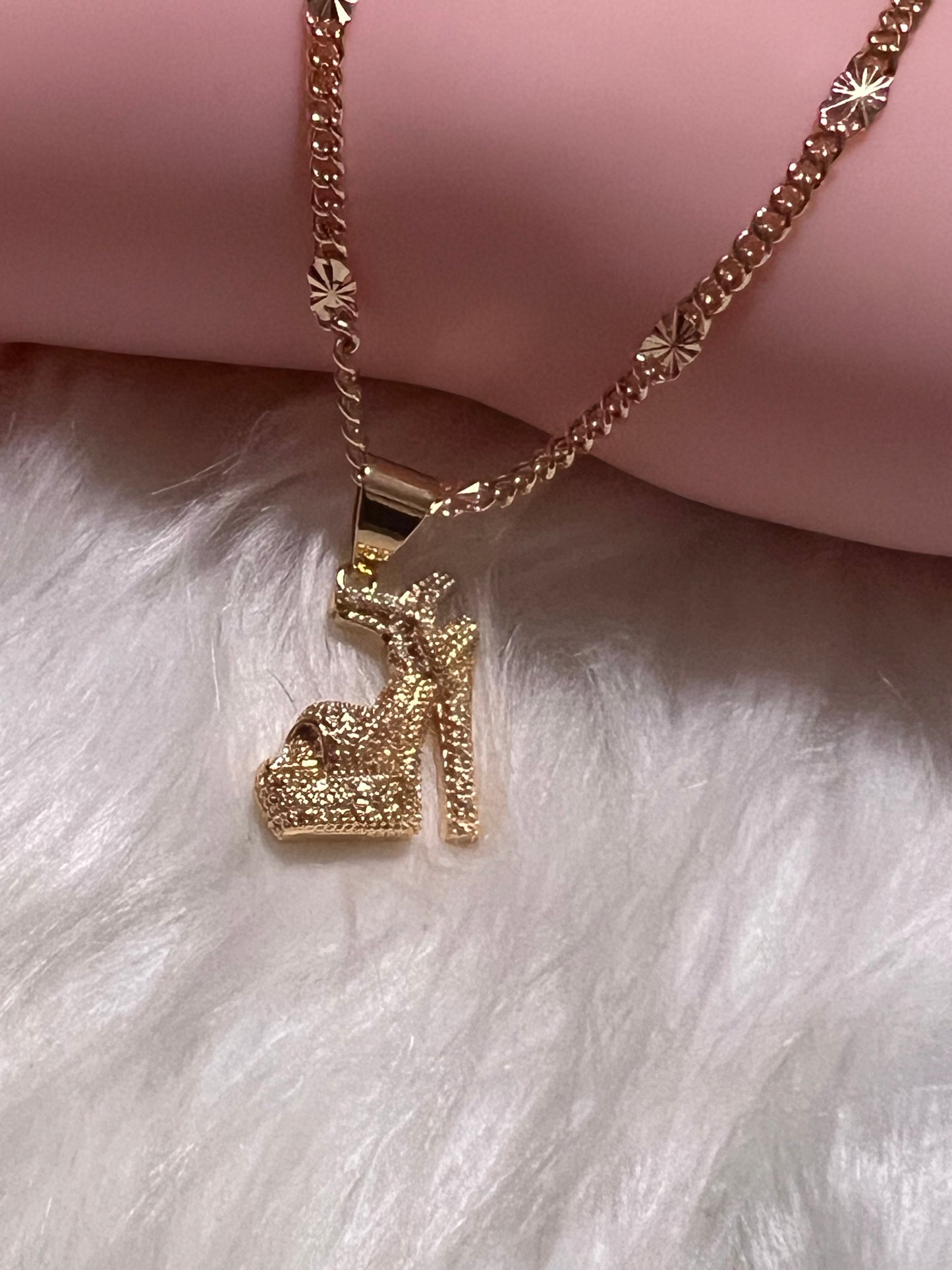 Collar de zapato de tacón alto dorado