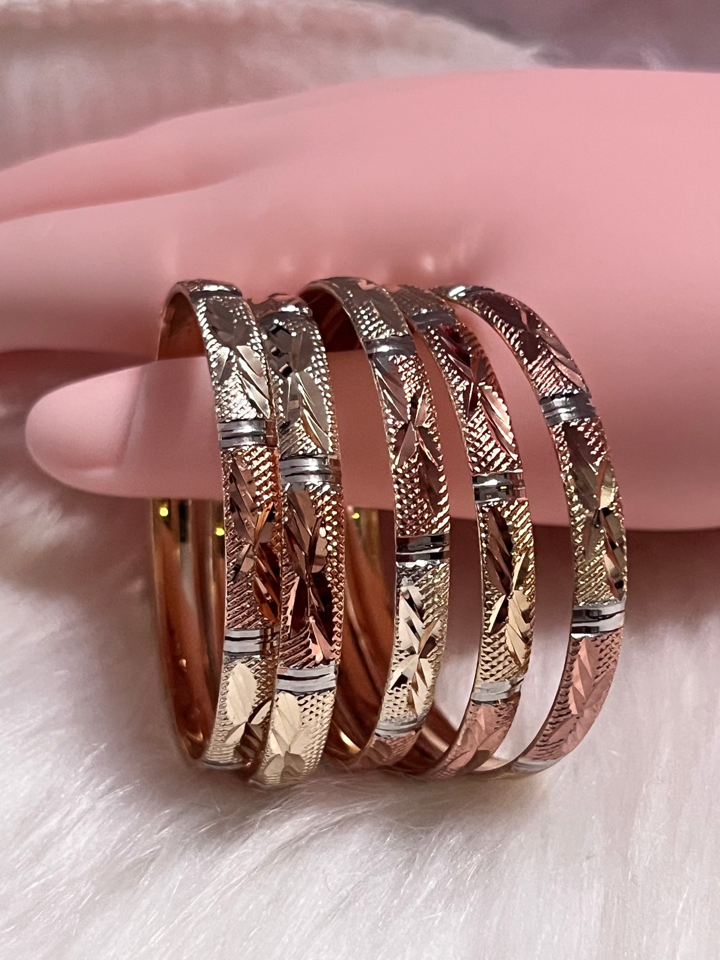 Trío de brazaletes dorados para niños
