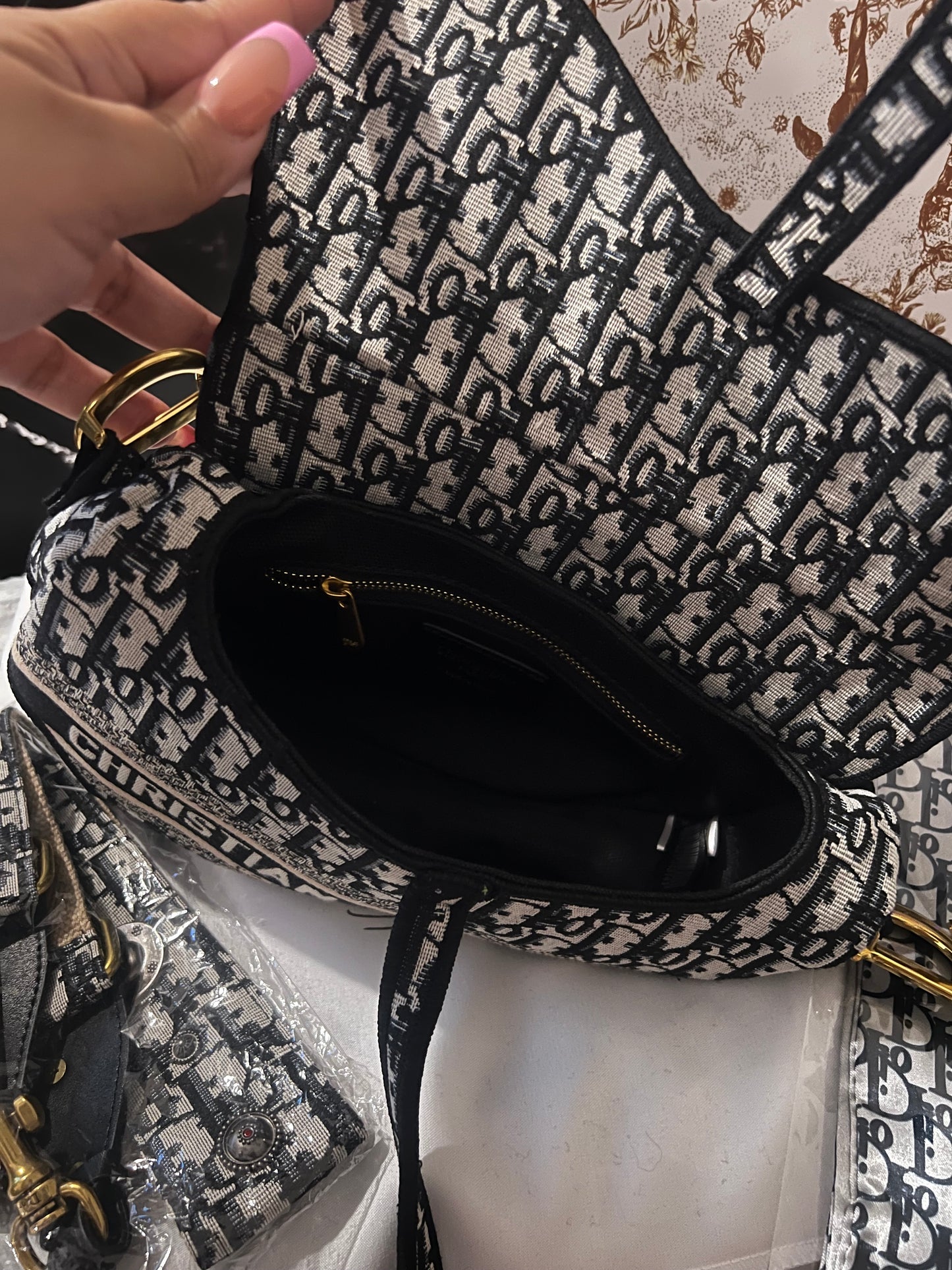 Bolso Saddle inspirado en el estampado de Dora Dior