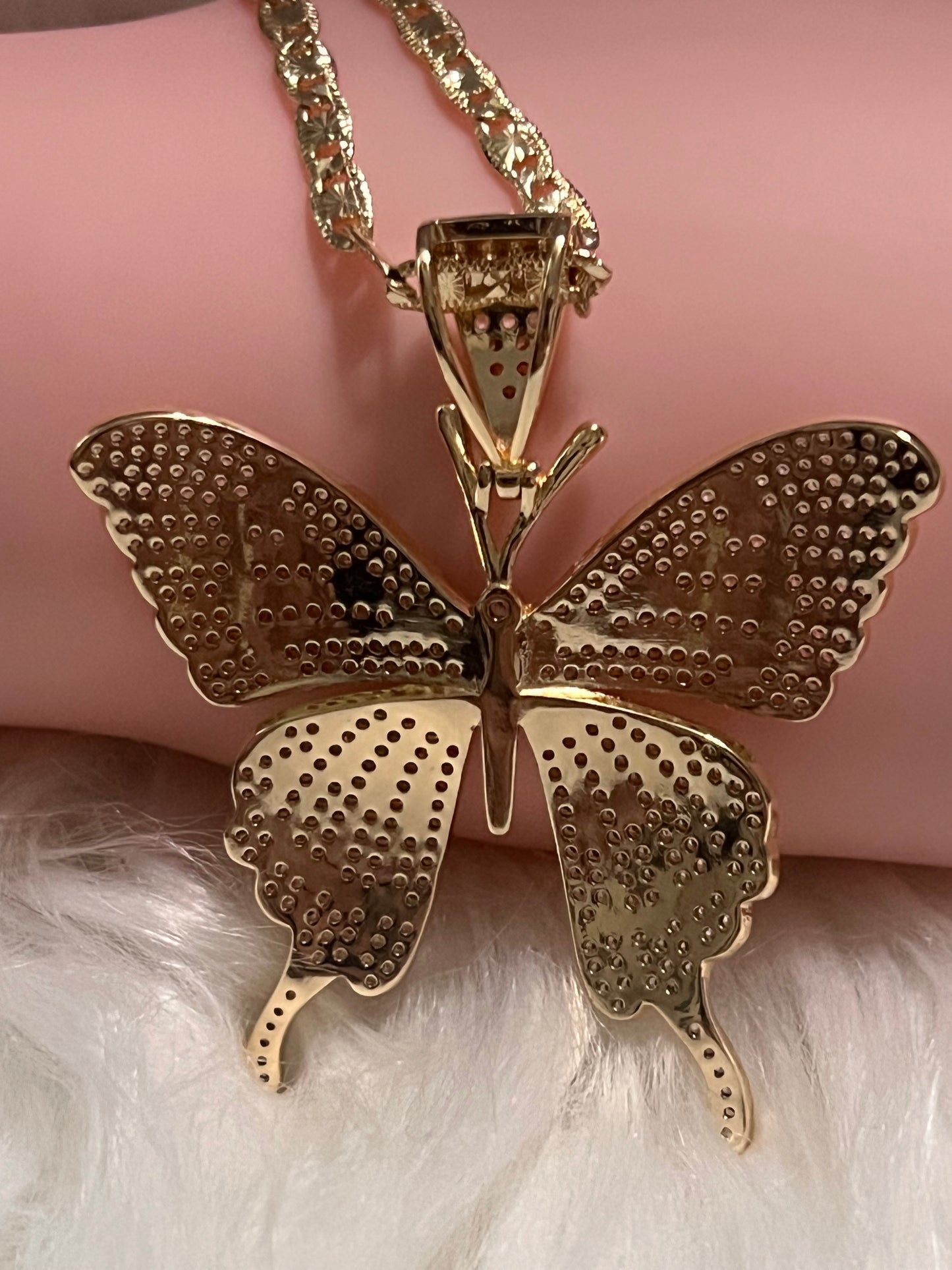 Collar de mariposa dorada
