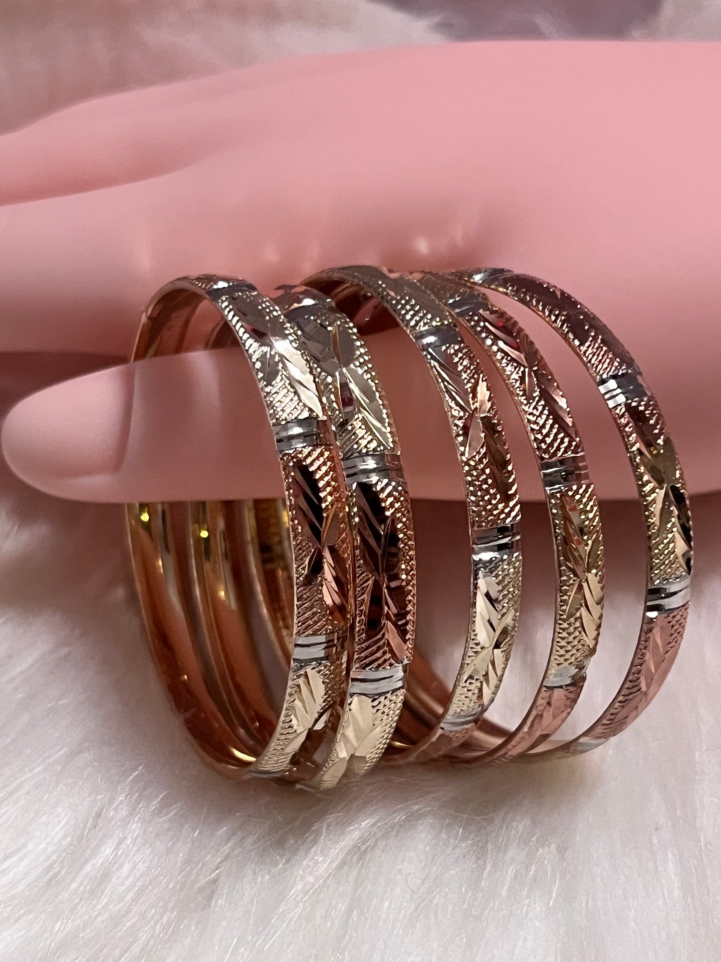 Trío de brazaletes dorados para niños