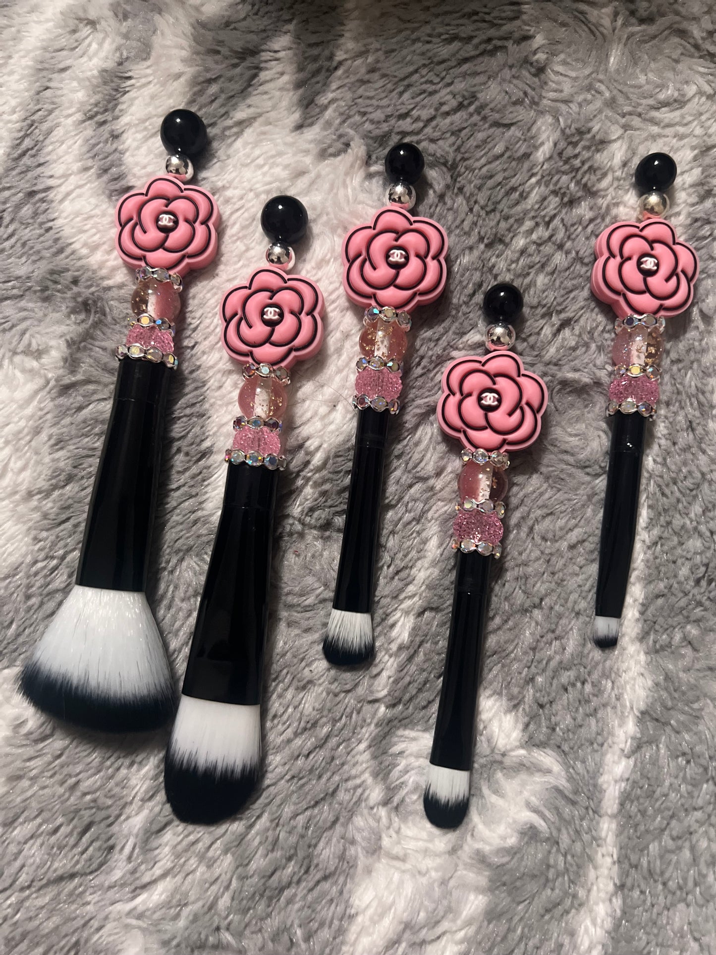 Juego de brochas de maquillaje CC Flower de color rosa y negro 🌸