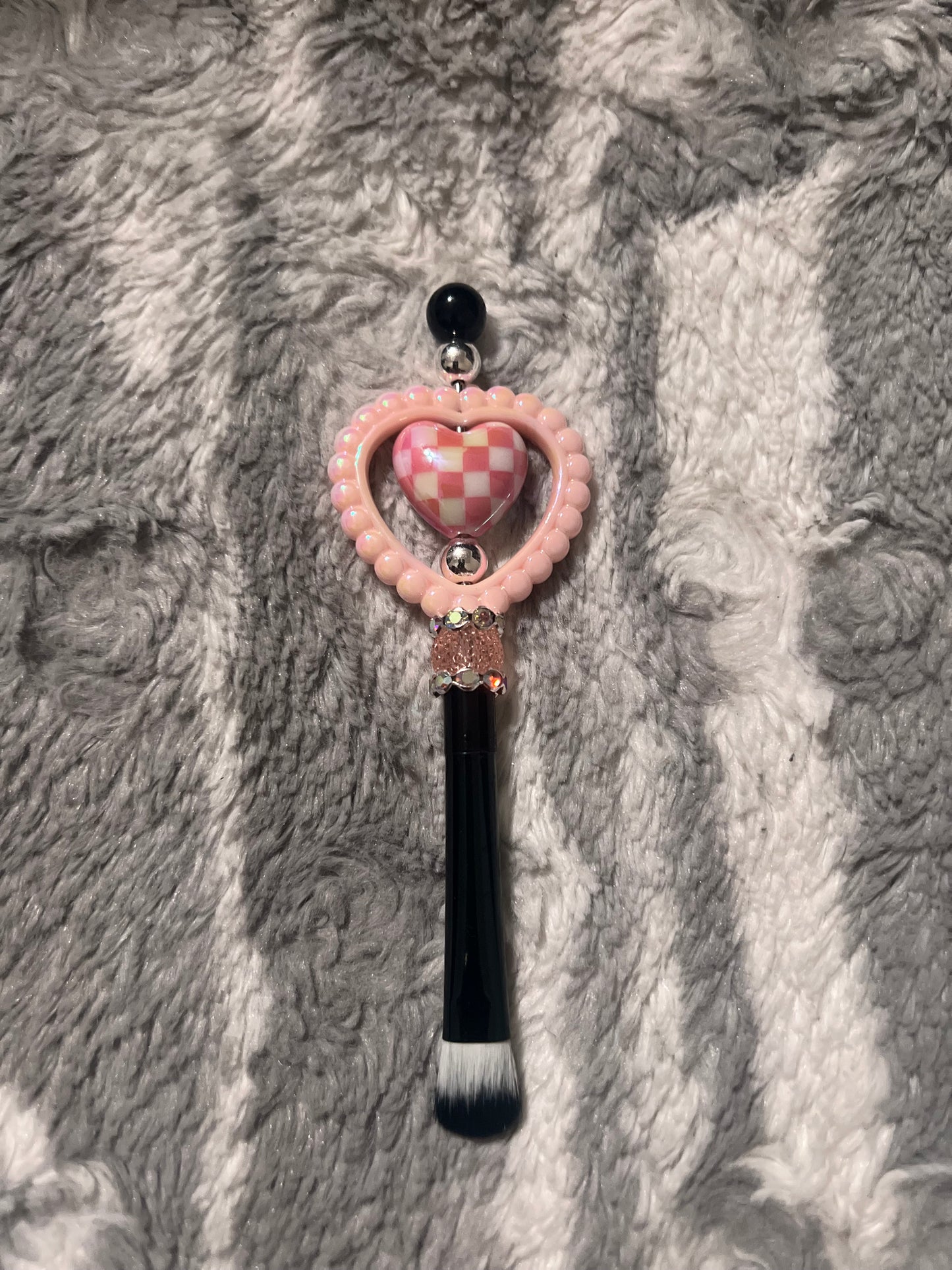 Juego de pinceles de maquillaje con forma de corazón a cuadros