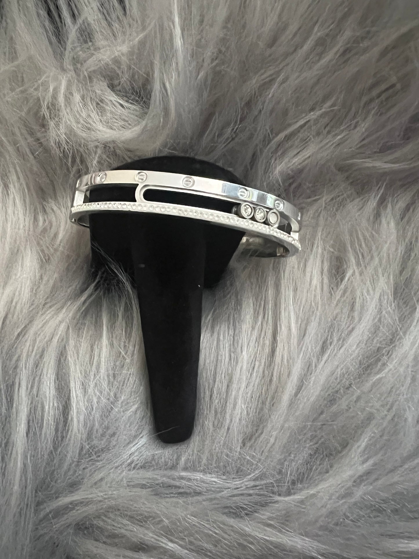 Sophisticated Side-Open Bangle with Movable Stones