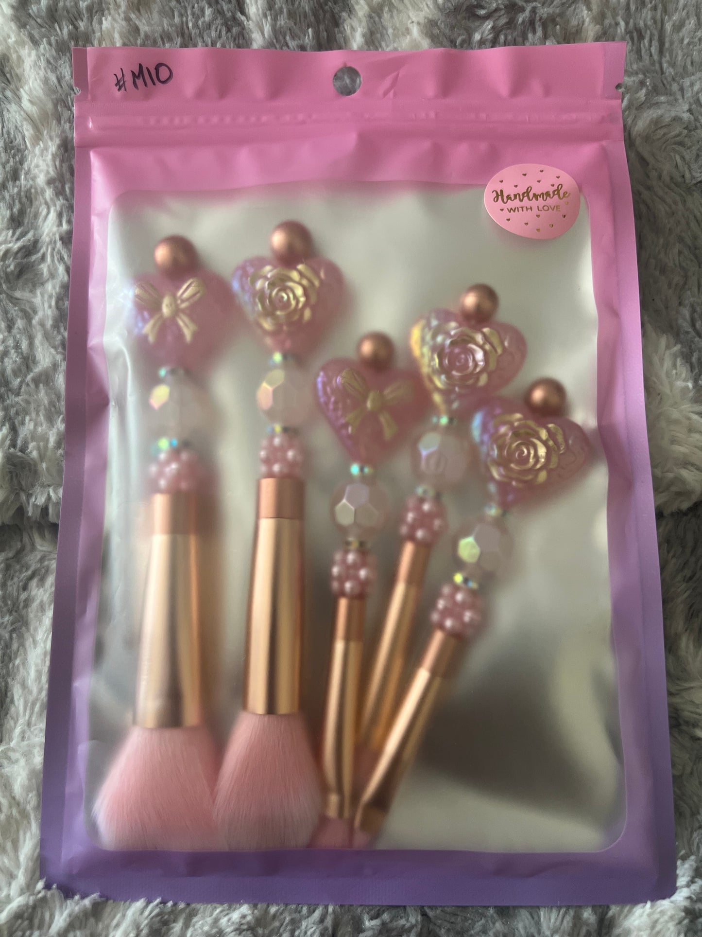 Brocha de maquillaje con corazones, rosas y lazos