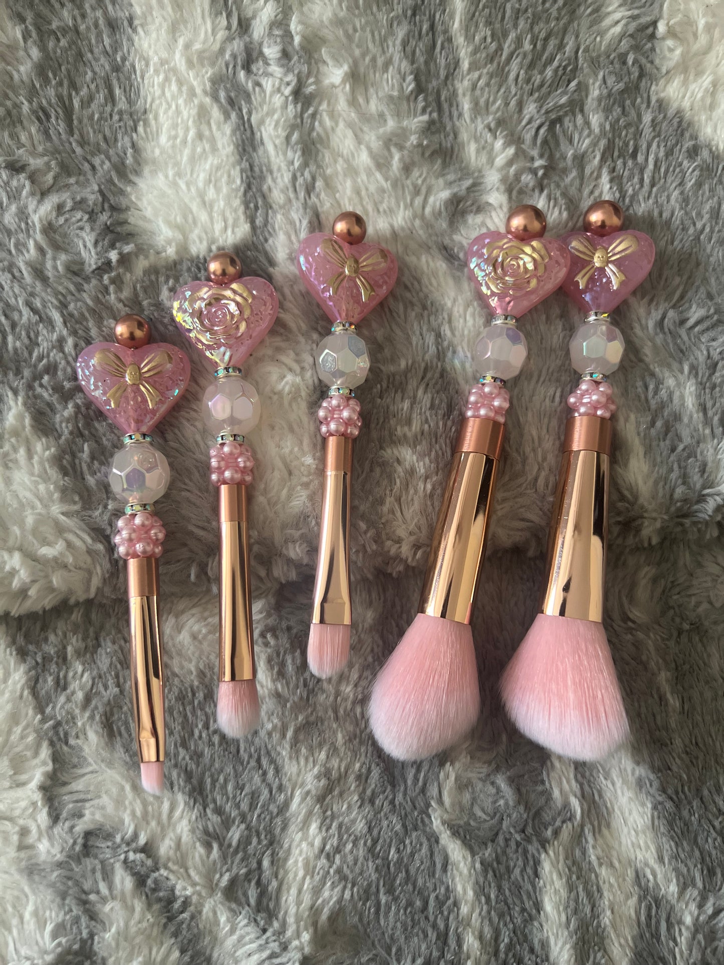 Brocha de maquillaje con corazones, rosas y lazos