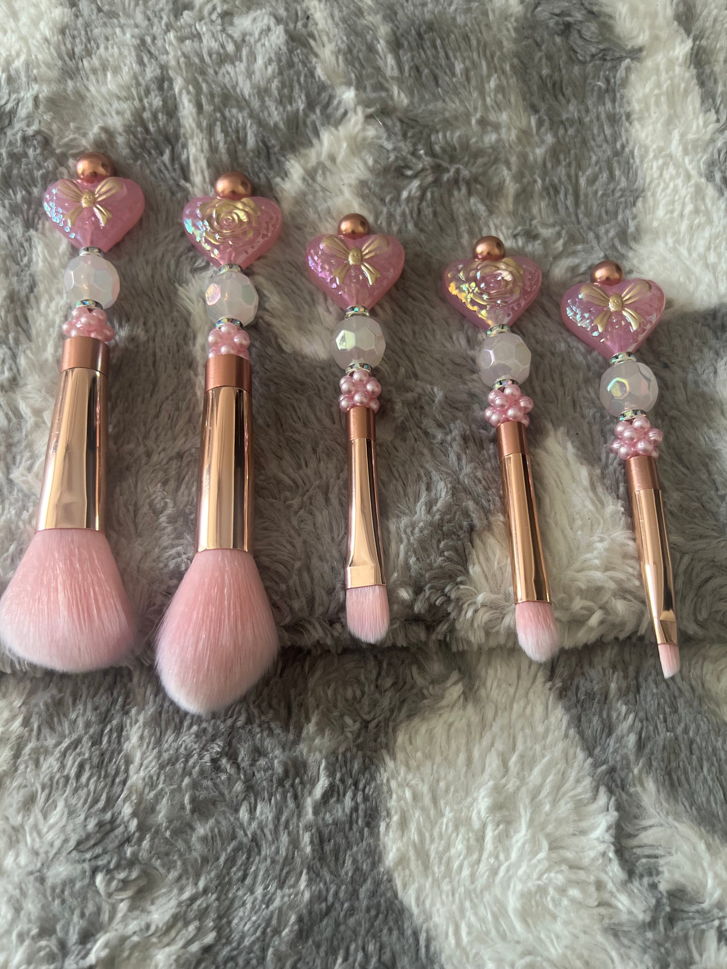 Brocha de maquillaje con corazones, rosas y lazos