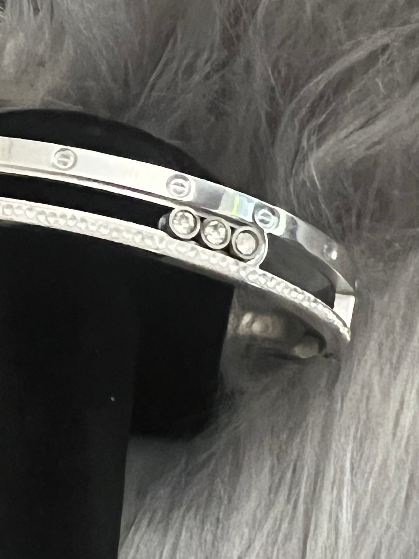 Sophisticated Side-Open Bangle with Movable Stones