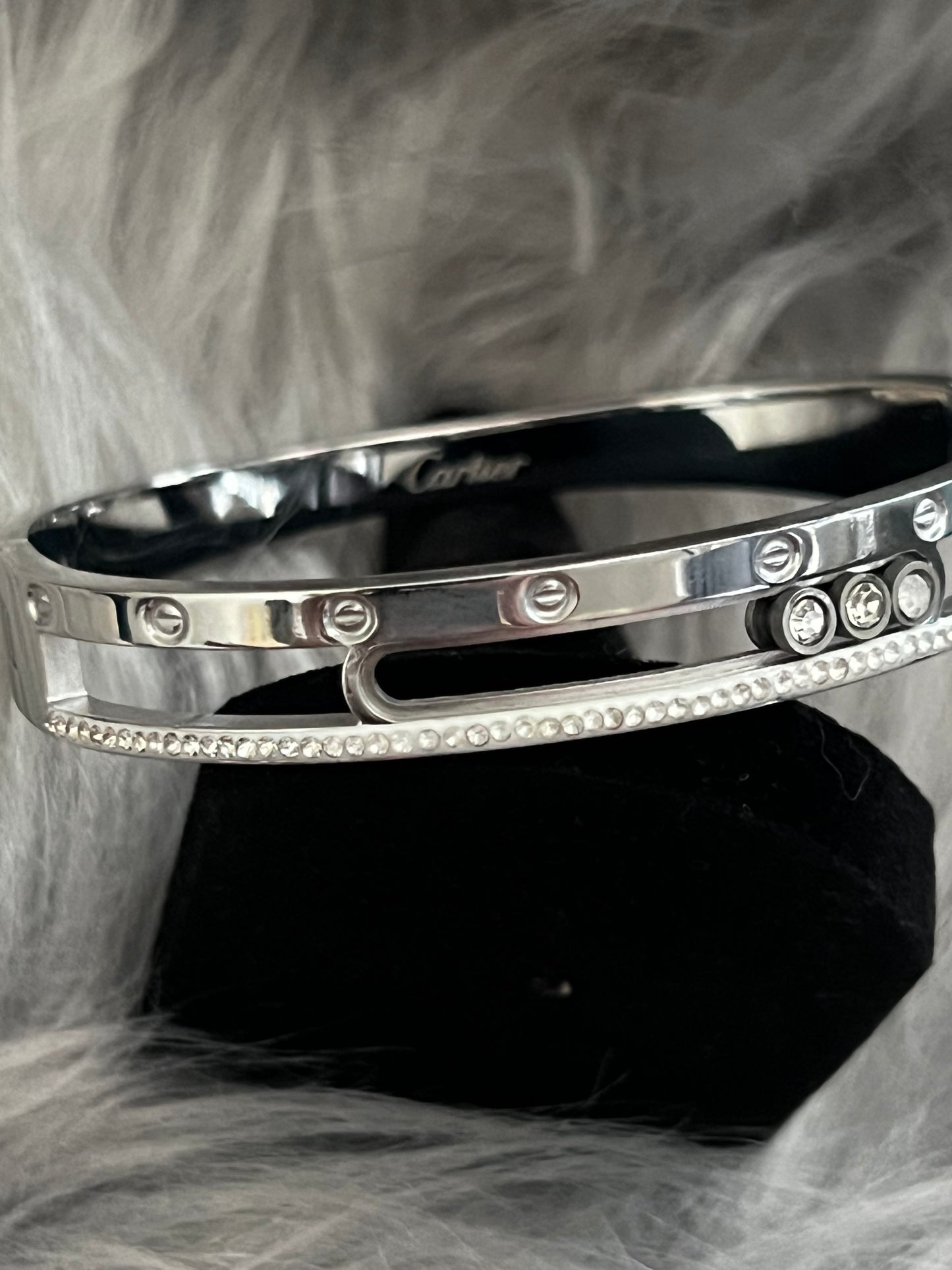 Sophisticated Side-Open Bangle with Movable Stones