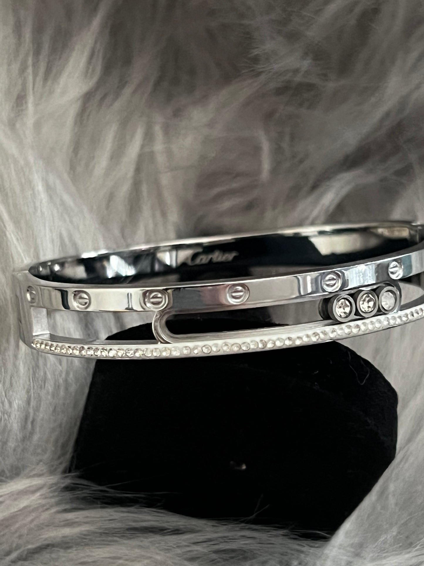 Sophisticated Side-Open Bangle with Movable Stones