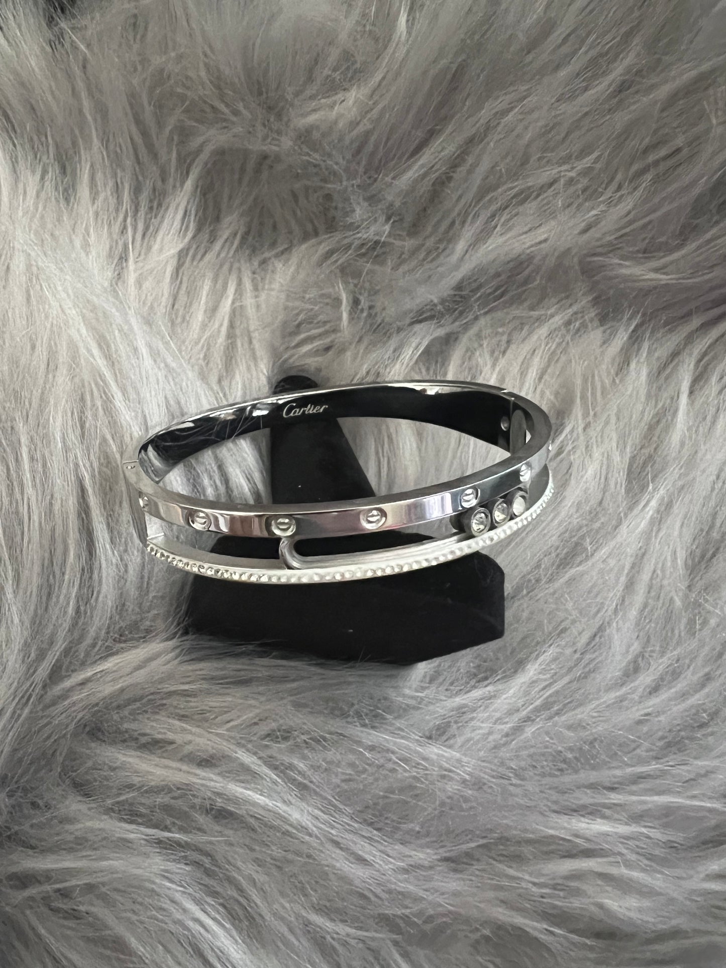 Sophisticated Side-Open Bangle with Movable Stones