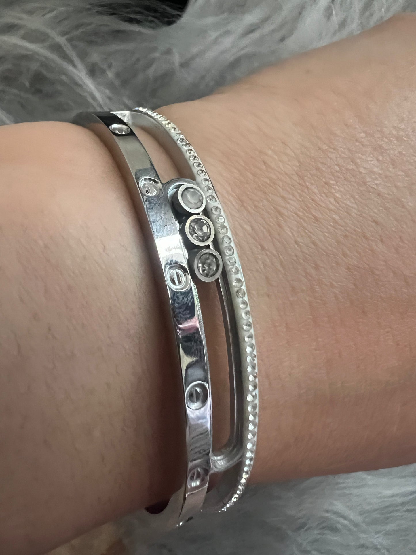 Sophisticated Side-Open Bangle with Movable Stones