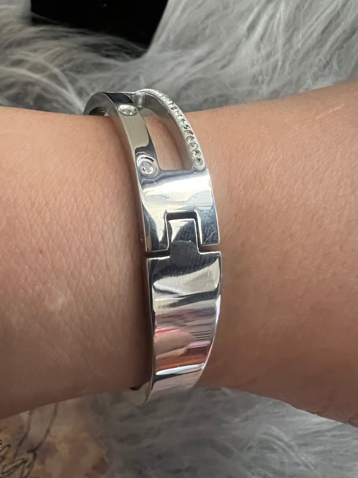 Sophisticated Side-Open Bangle with Movable Stones